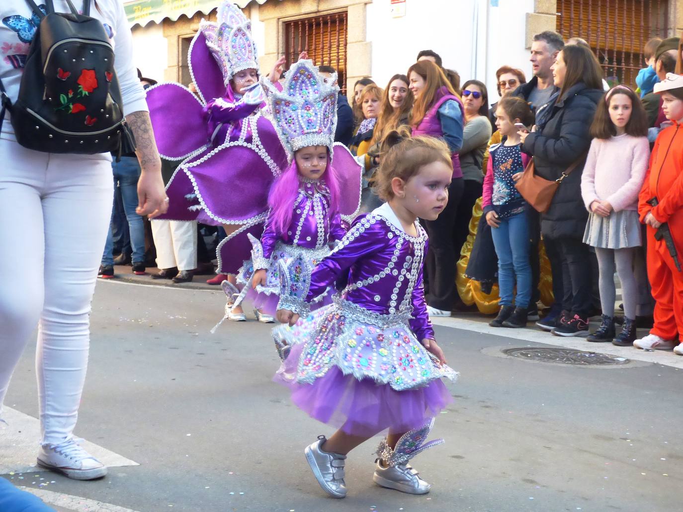 Fotos: Lleno absoluto en el desfile de carrozas y comparsas en Navalmoral