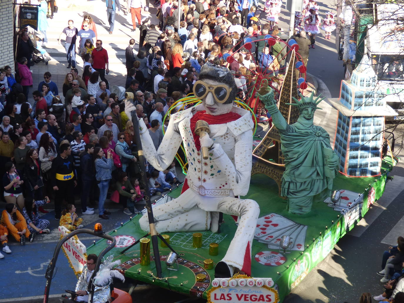 Fotos: Lleno absoluto en el desfile de carrozas y comparsas en Navalmoral