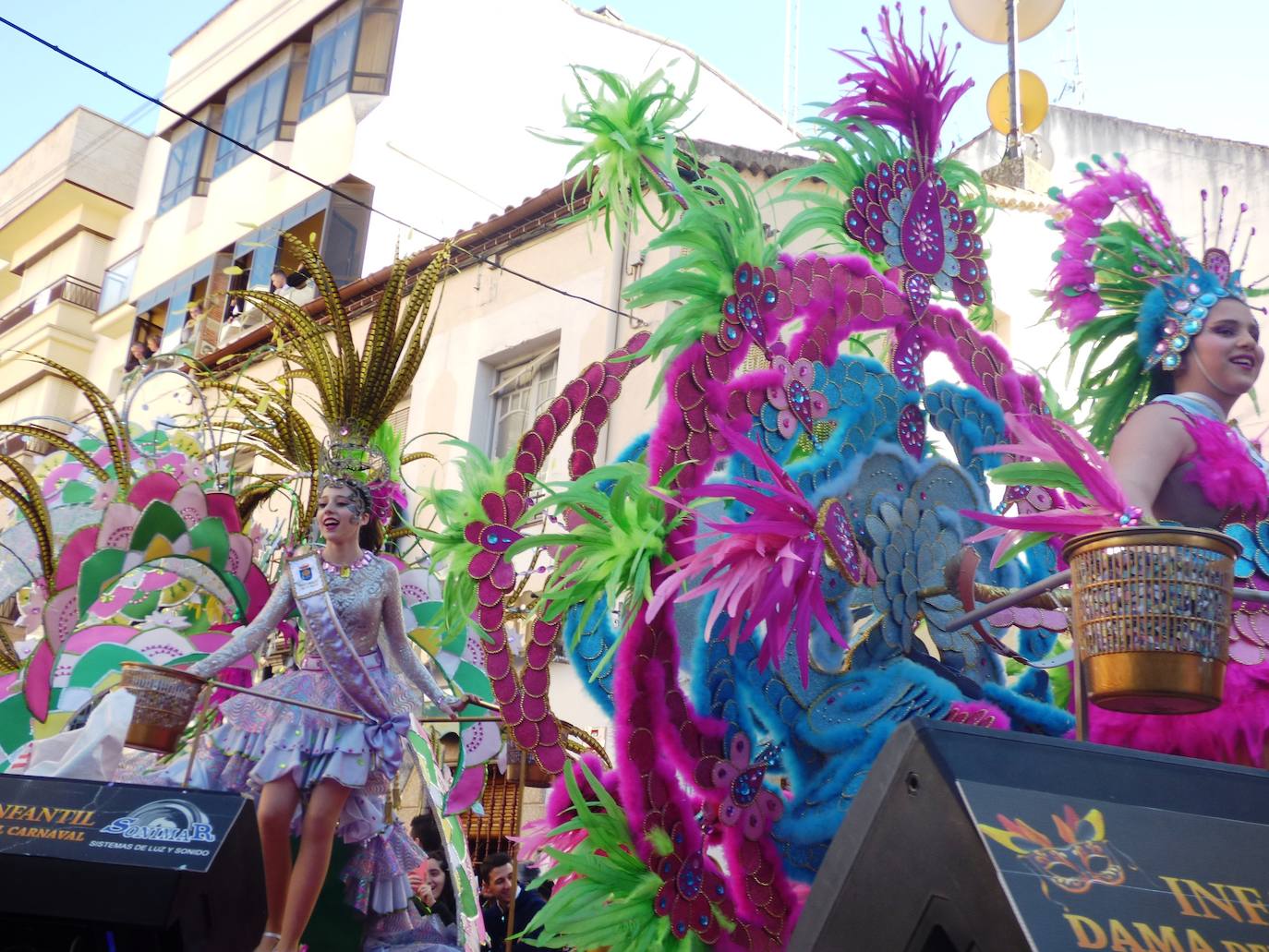 Fotos: Lleno absoluto en el desfile de carrozas y comparsas en Navalmoral