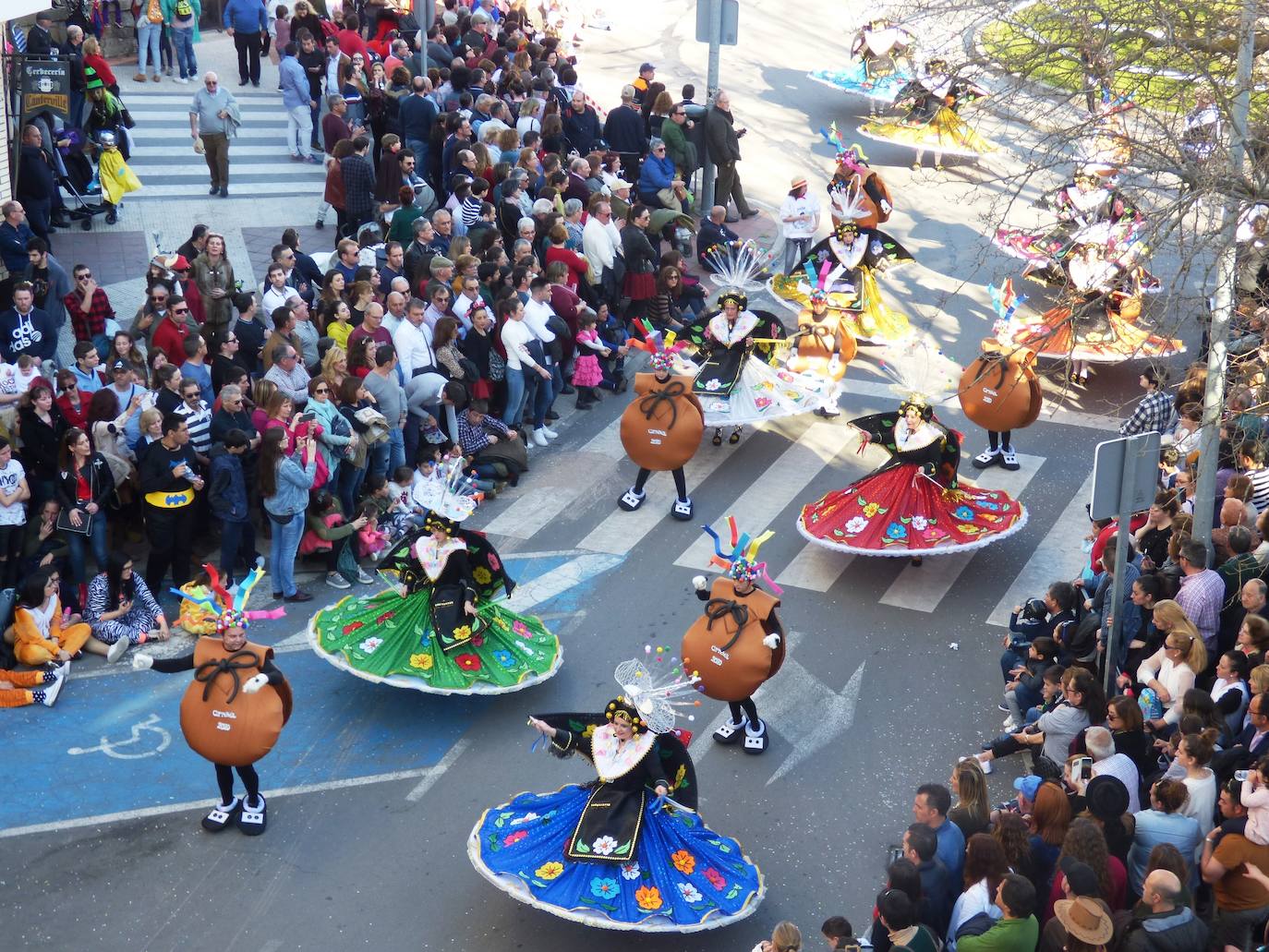Fotos: Lleno absoluto en el desfile de carrozas y comparsas en Navalmoral