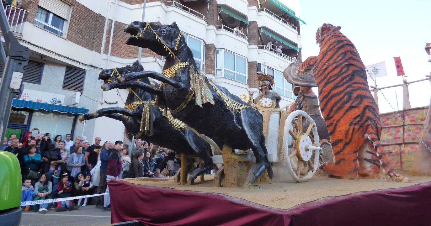 Fotos: Lleno absoluto en el desfile de carrozas y comparsas en Navalmoral