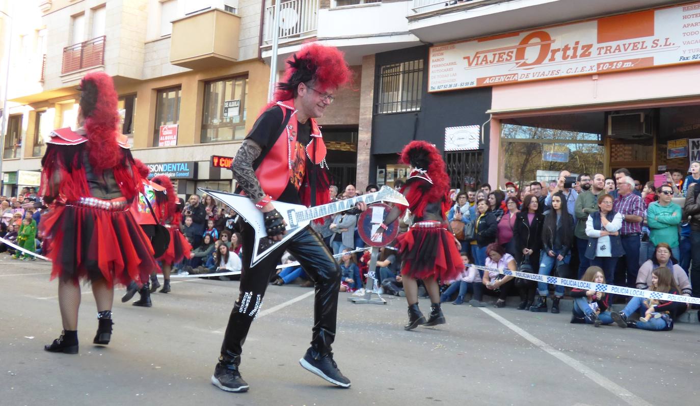 Fotos: Lleno absoluto en el desfile de carrozas y comparsas en Navalmoral
