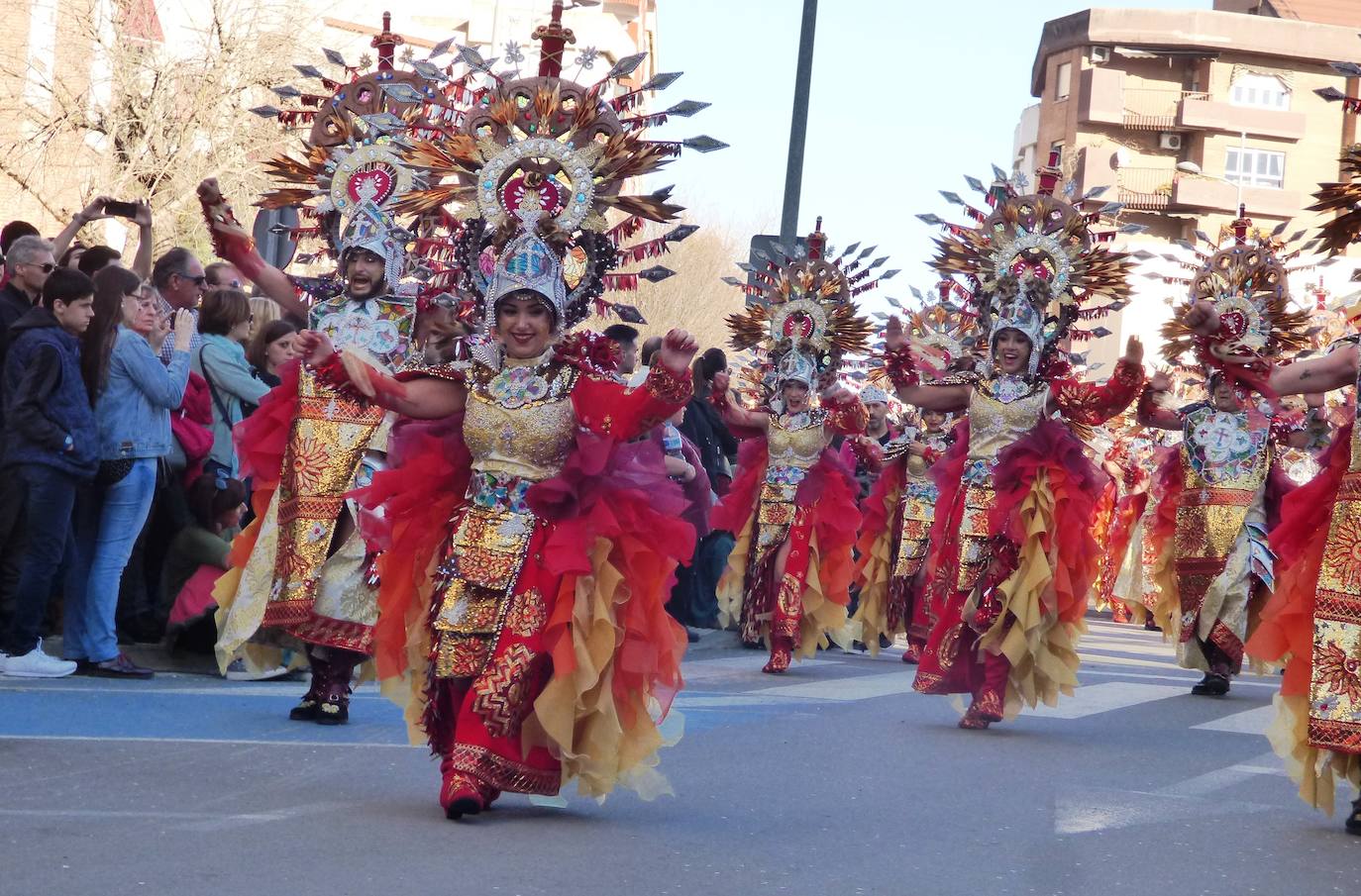 Fotos: Lleno absoluto en el desfile de carrozas y comparsas en Navalmoral