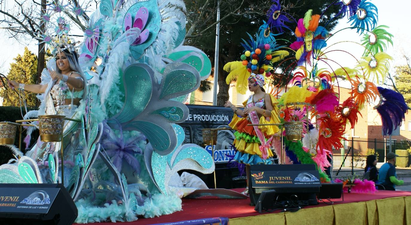 Fotos: Lleno absoluto en el desfile de carrozas y comparsas en Navalmoral