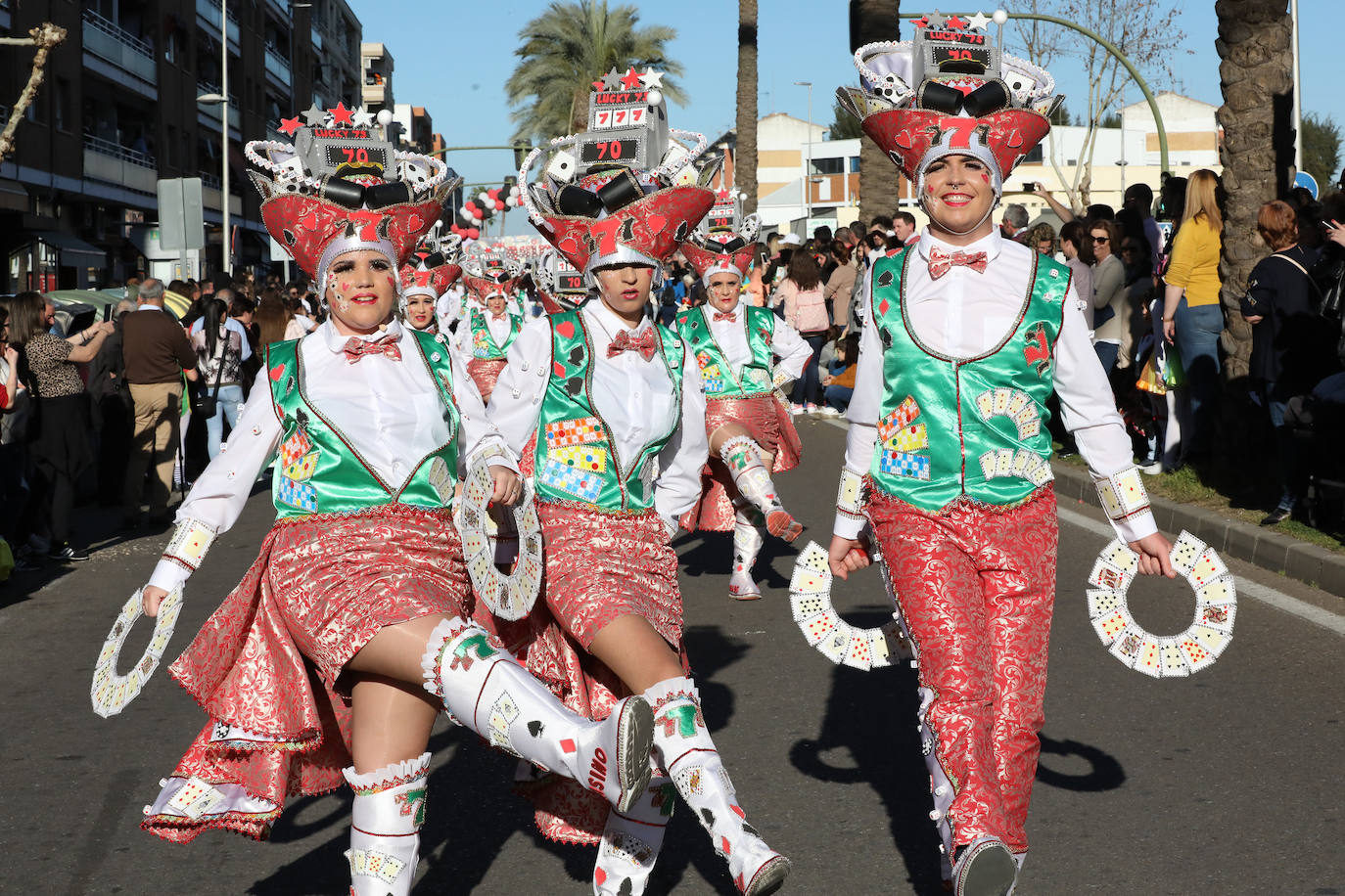 Fotos: Los Zanzarines Emeritenses se alzan con el primer premio del pasacalles