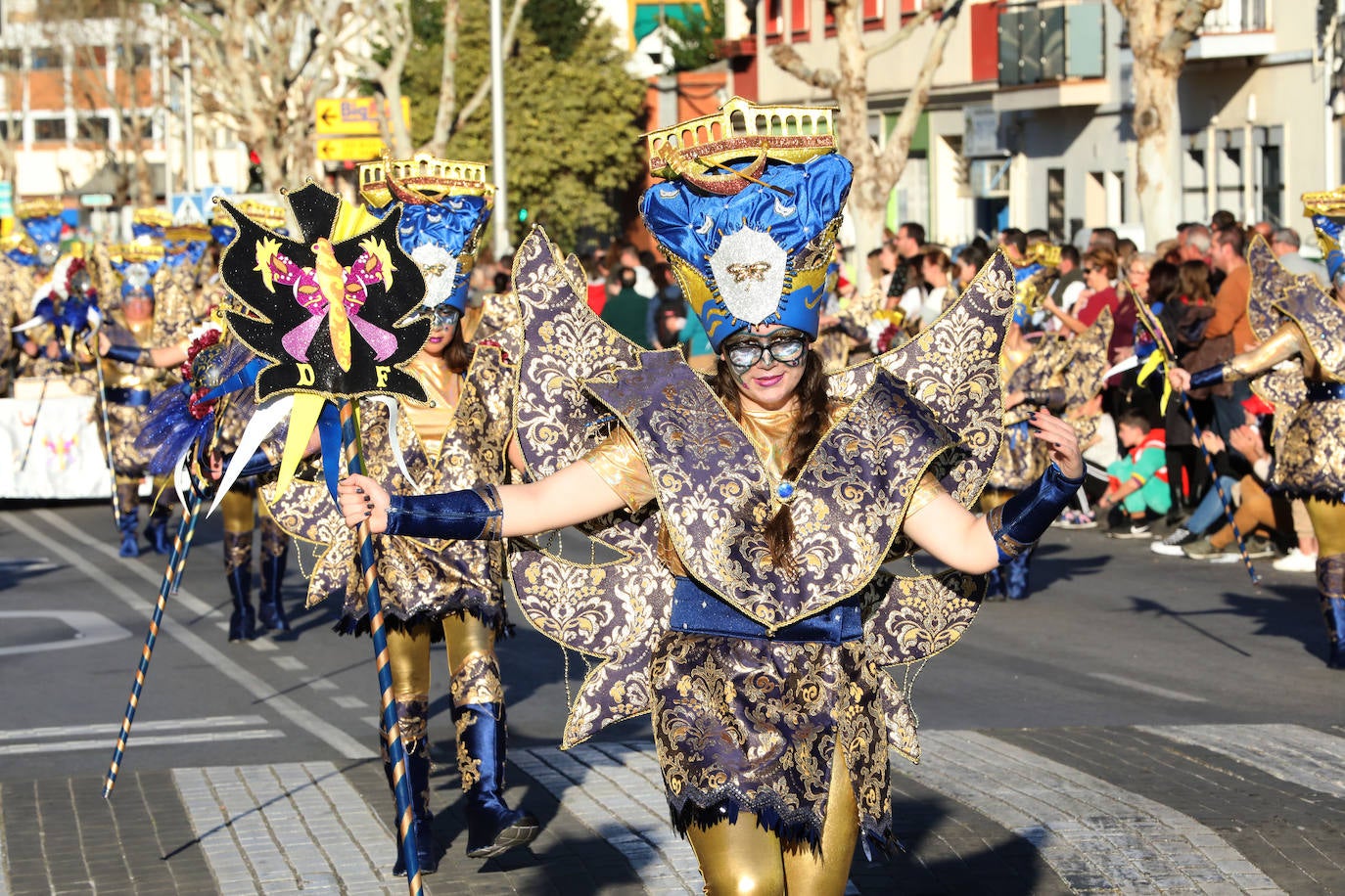 Fotos: Los Zanzarines Emeritenses se alzan con el primer premio del pasacalles