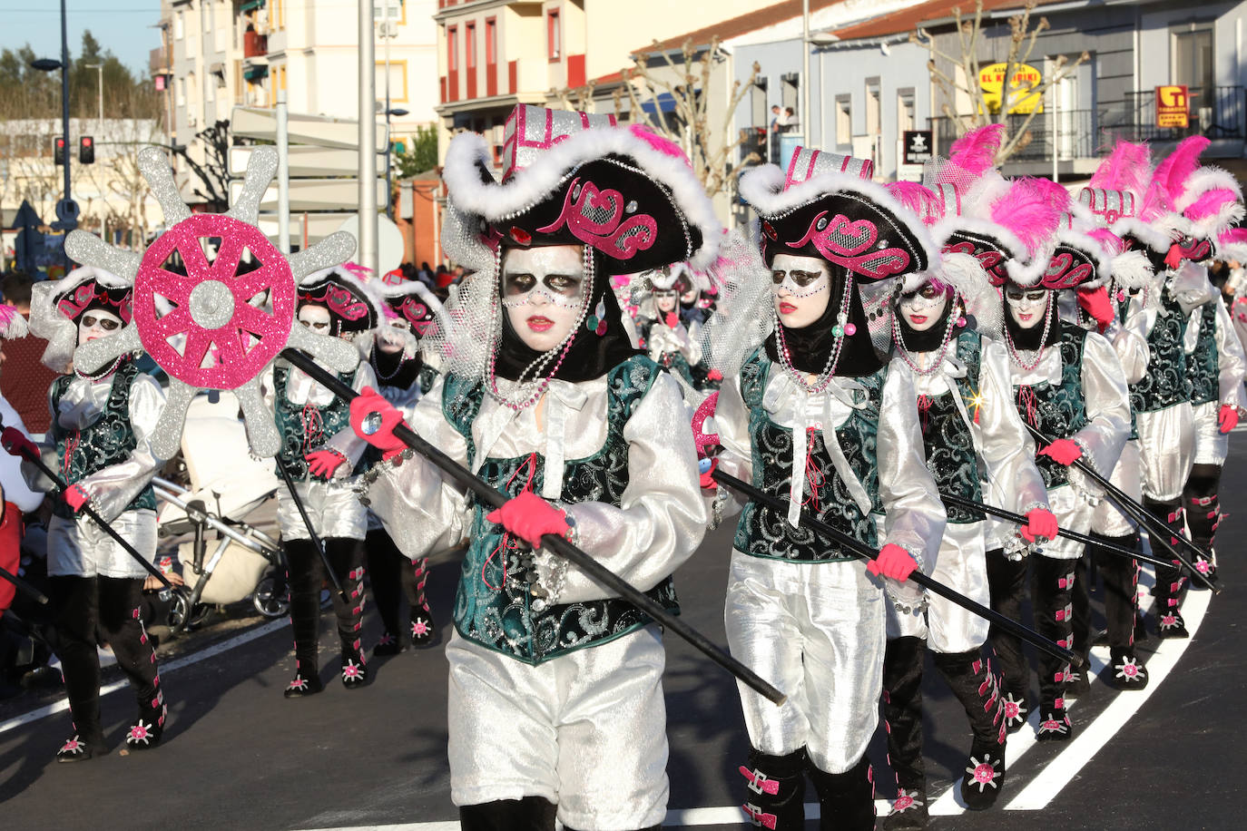 Fotos: Los Zanzarines Emeritenses se alzan con el primer premio del pasacalles