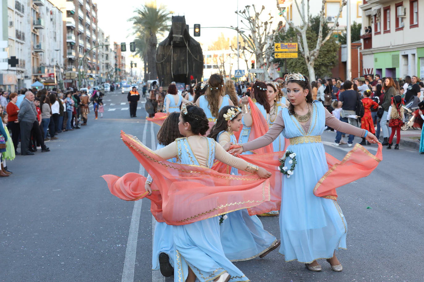 Fotos: Los Zanzarines Emeritenses se alzan con el primer premio del pasacalles