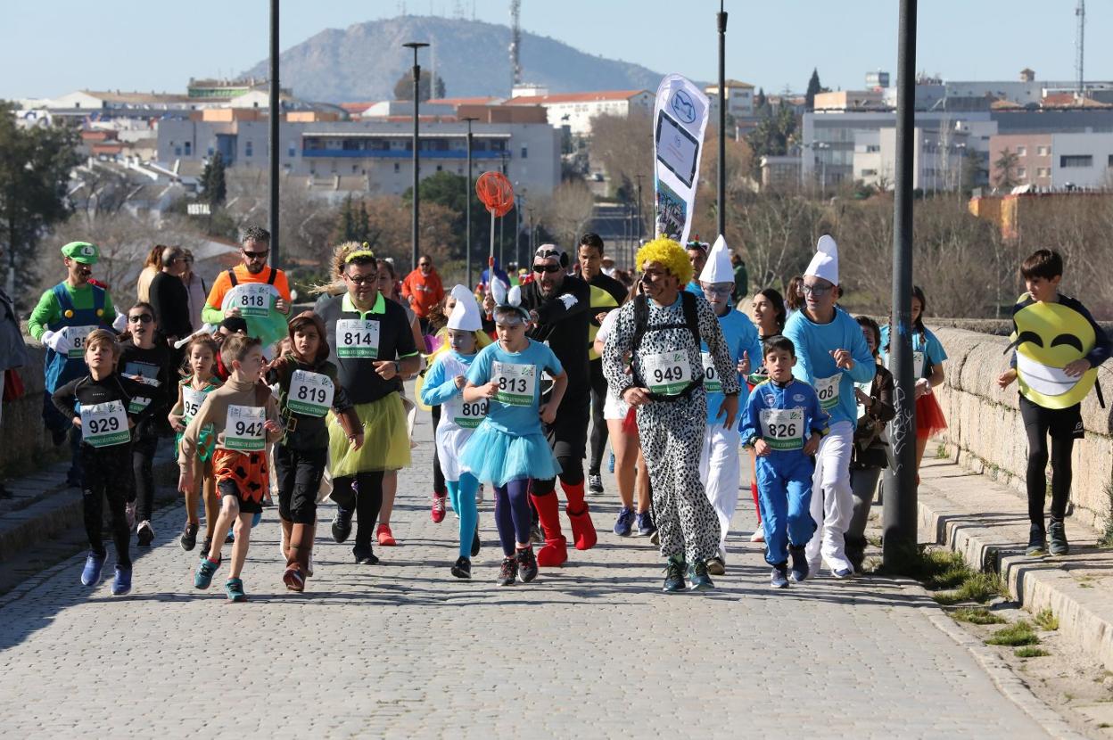 Algunos de los participantes en la carrera popular de disfraces. brígido