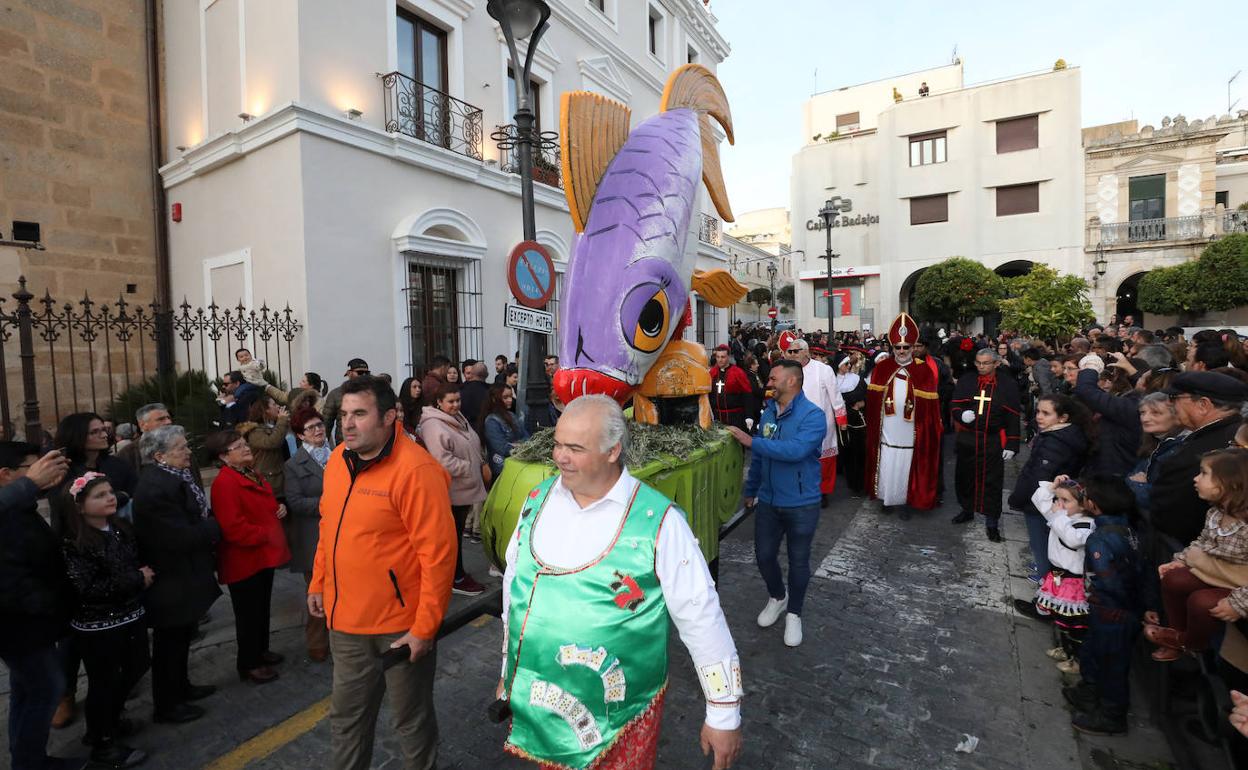 Comienzo del cortejo fúnebre con la sardina que se ha confeccionado en Plena Inclusión. 