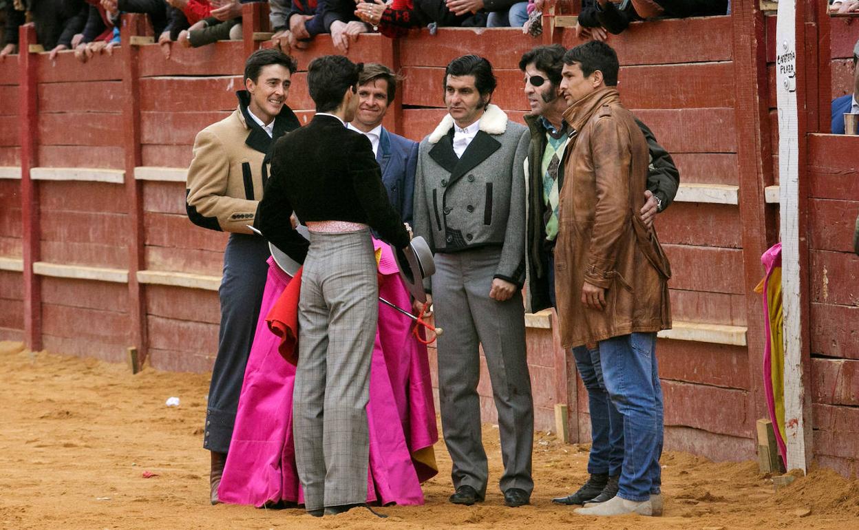 Manuel Perera brindando su novillo a todos los matadores. 