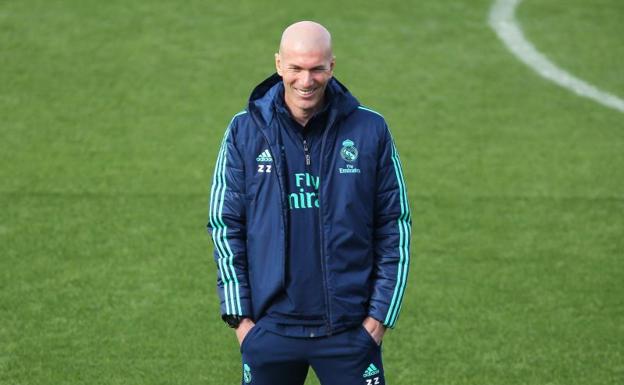 Zinedine Zidane, durante el entrenamiento de este martes en Valdebebas. 