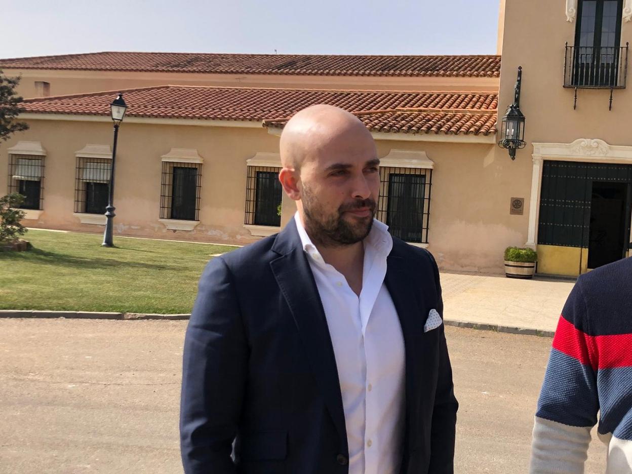 El presidente del Extremadura, Luis Oliver Sierra, ayer antes de atender a los medios de comunicación. HOY