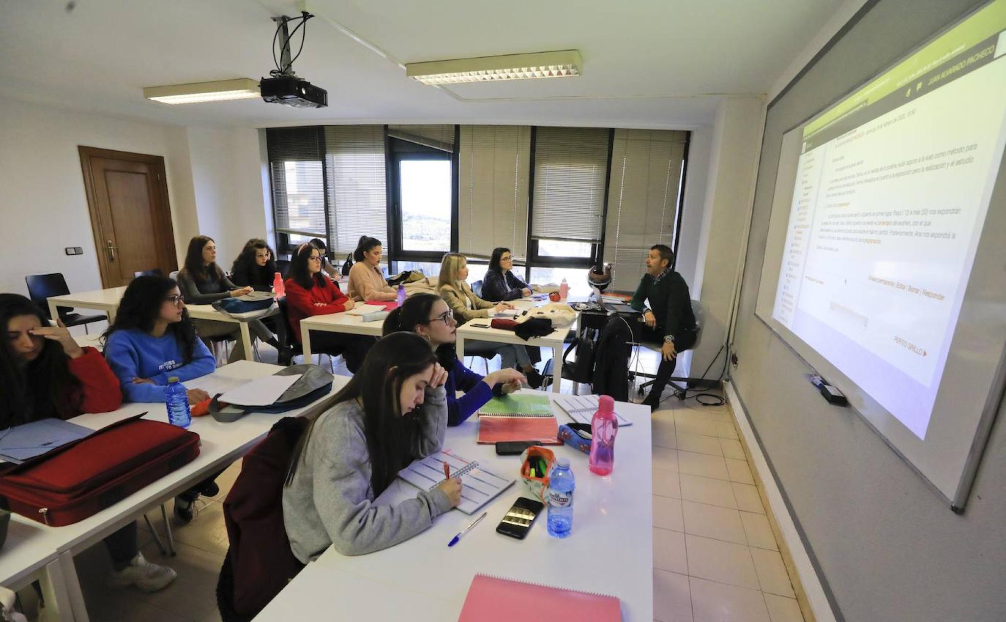 Opositores durante una clase en una academia cacereña. 