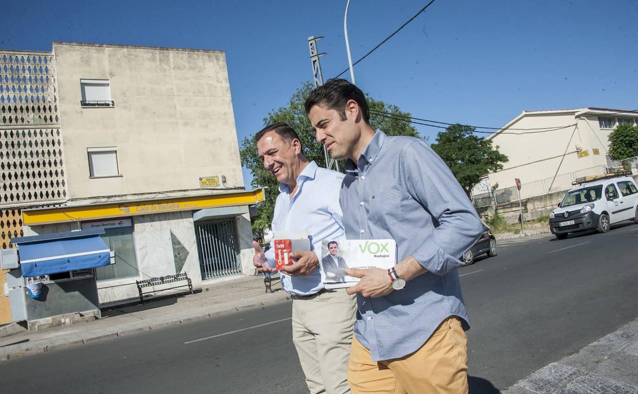 José Antonio Morales y Alejandro Vélez, durante un acto electoral en la barriada pacense del Gurugú. 