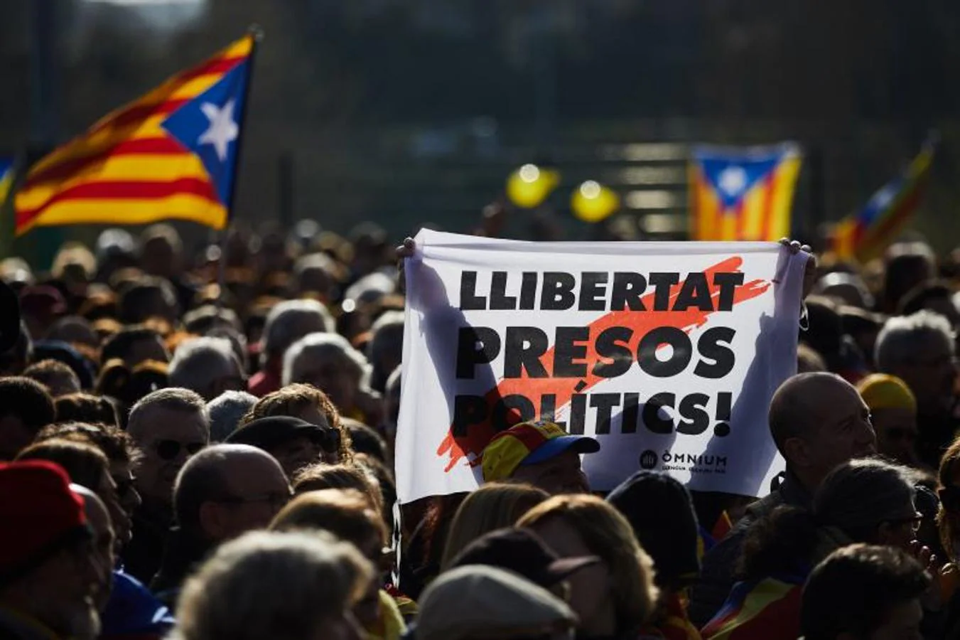 Miles de personas asisten al acto protagonizado por Carles Puigdemont.