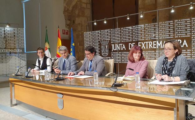 Rueda de prensa del vicepresidente segundo y consejero de Sanidad y Servicios Sociales, José María Vergeles, y la directora general de Salud Pública, Pilar Guijarro, para informar de la situación del coronavirus en Extremadura.