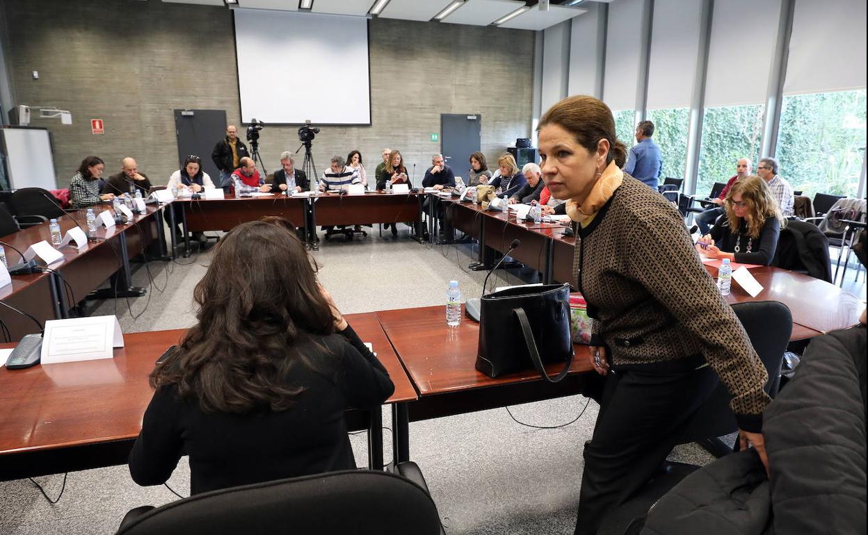 Pilar Blanco-Morales en una Mesa de Negociación. 