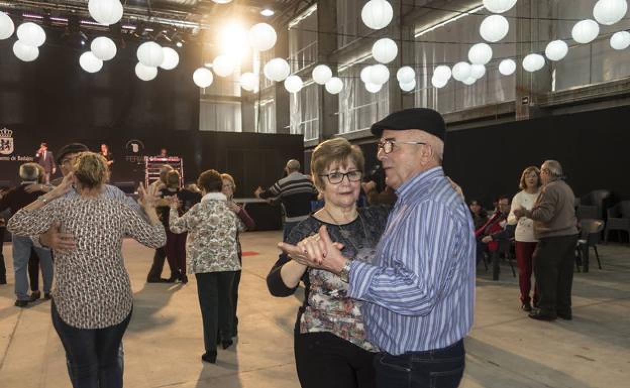 Dos mayores bailan en una edición anterior