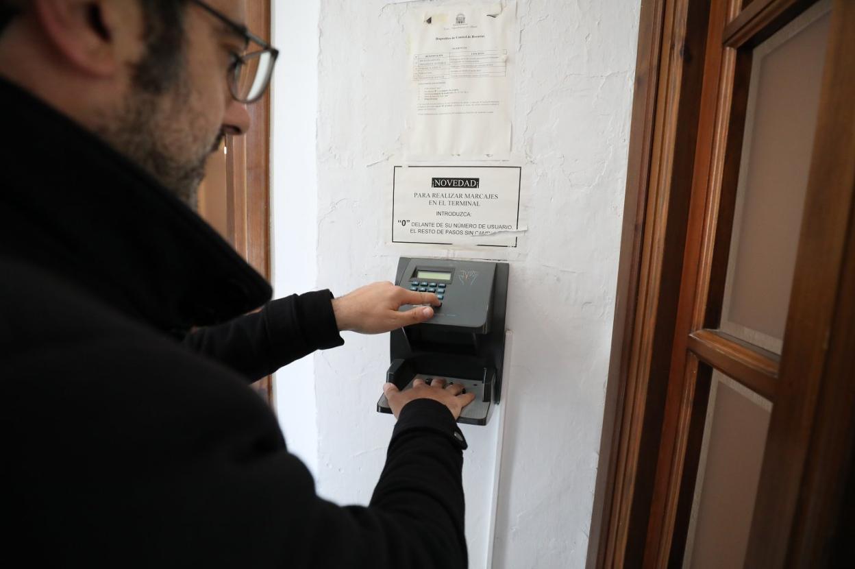 Fichar con la mano en el Ayuntamiento tiene los días contados . 