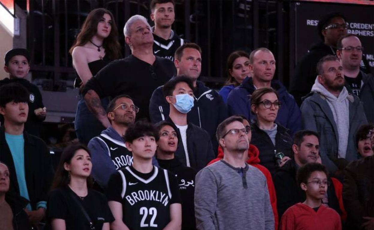 Un fan con mascarilla en la grada del Barclays Center.