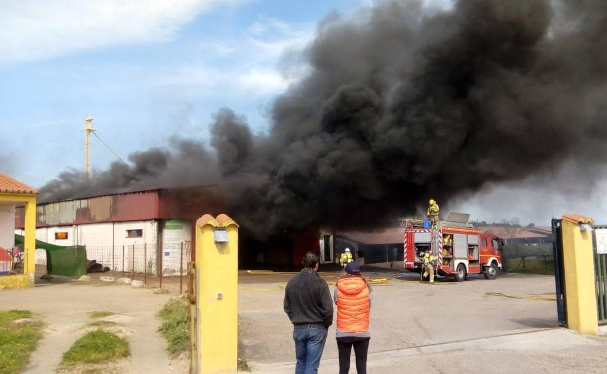 Los Bomberos sofocan un incendio en la nave de Copreca en Trujillo
