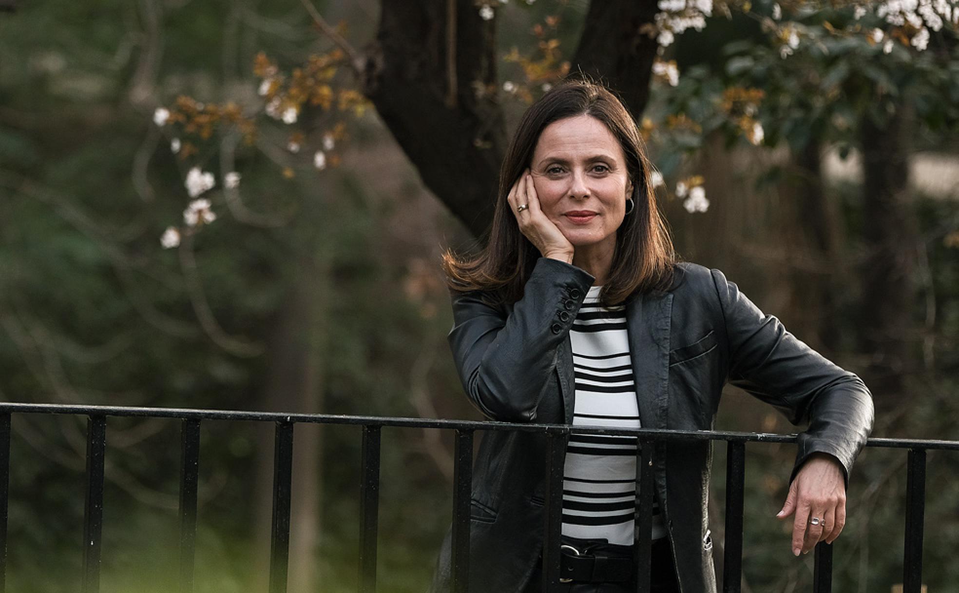 Aitana Sánchez Gijón posa en un parque de Madrid después de la entrevista.