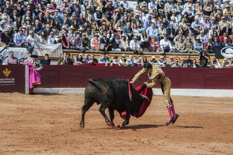 Alarde de torería y valor de Emilio de Justo y Ginés Marín para abrir la puerta grande. 