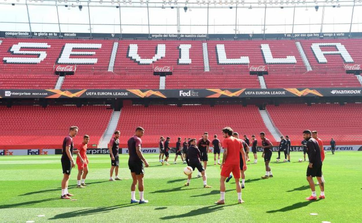 El Sevilla, durante un entrenamiento en el Sánchez Pizjuán. 