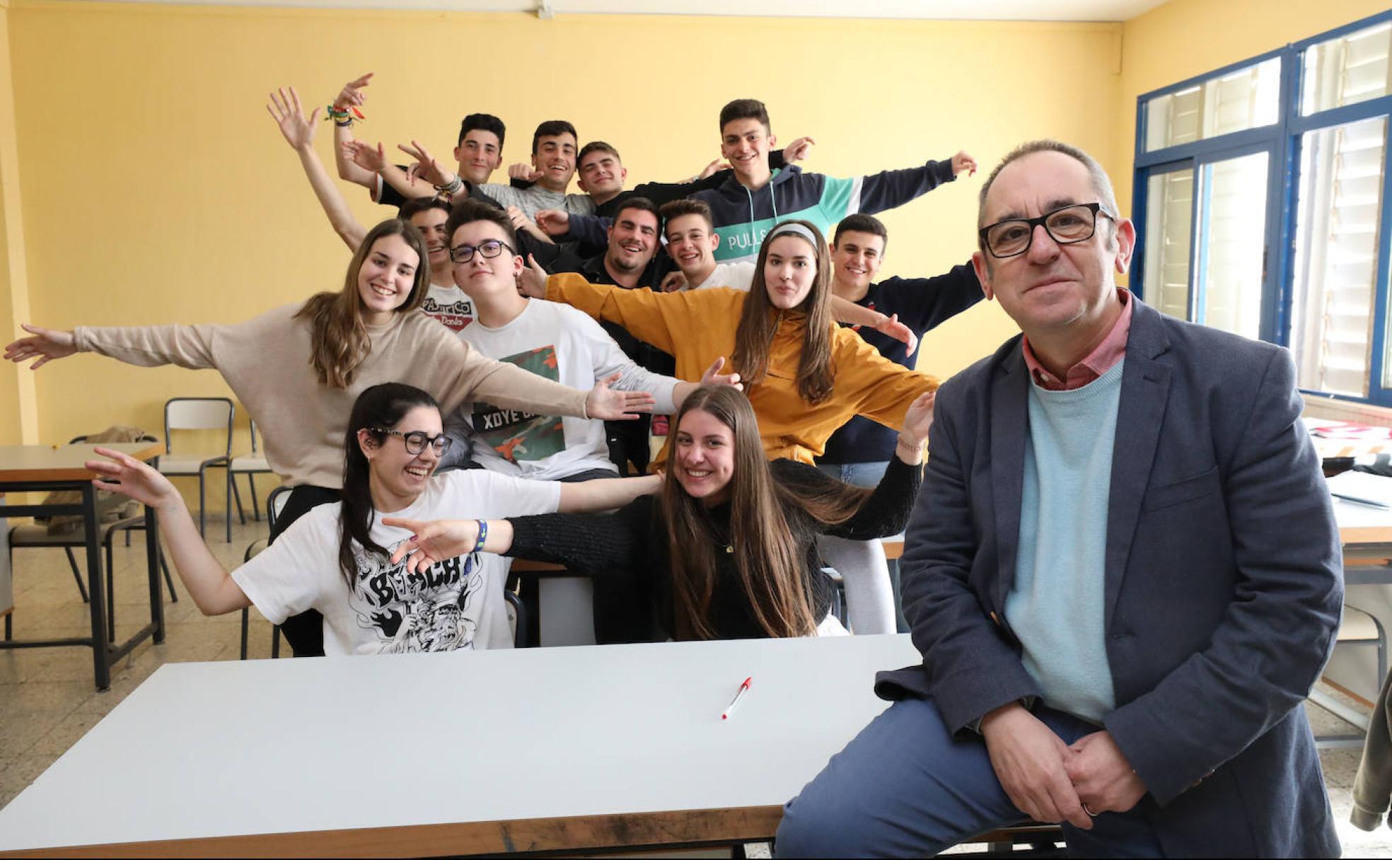 José Preciado, con parte de sus alumnos del IES Santa Eulalia. 