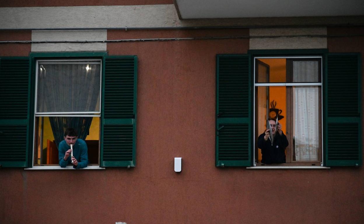 Los romanos salieron a las ventanas para interpretar todos juntos el himno nacional de Italia.
