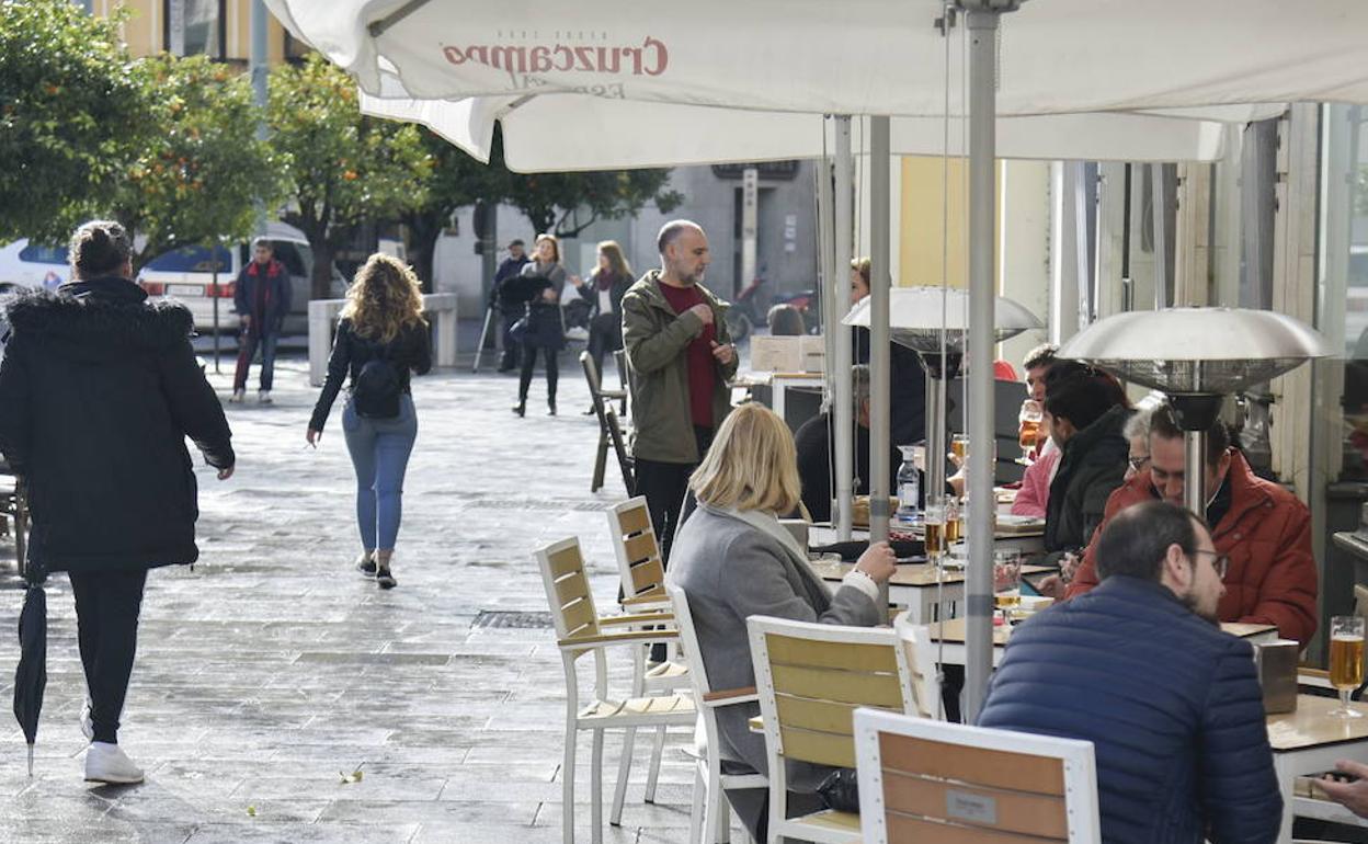 Veladores en la plaza de España de Badajoz. 