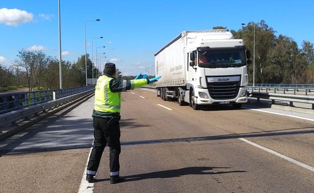 Policía Nacional y Guardia Civil asumen el control los pasos fronterizos entre Extremadura y Portugal