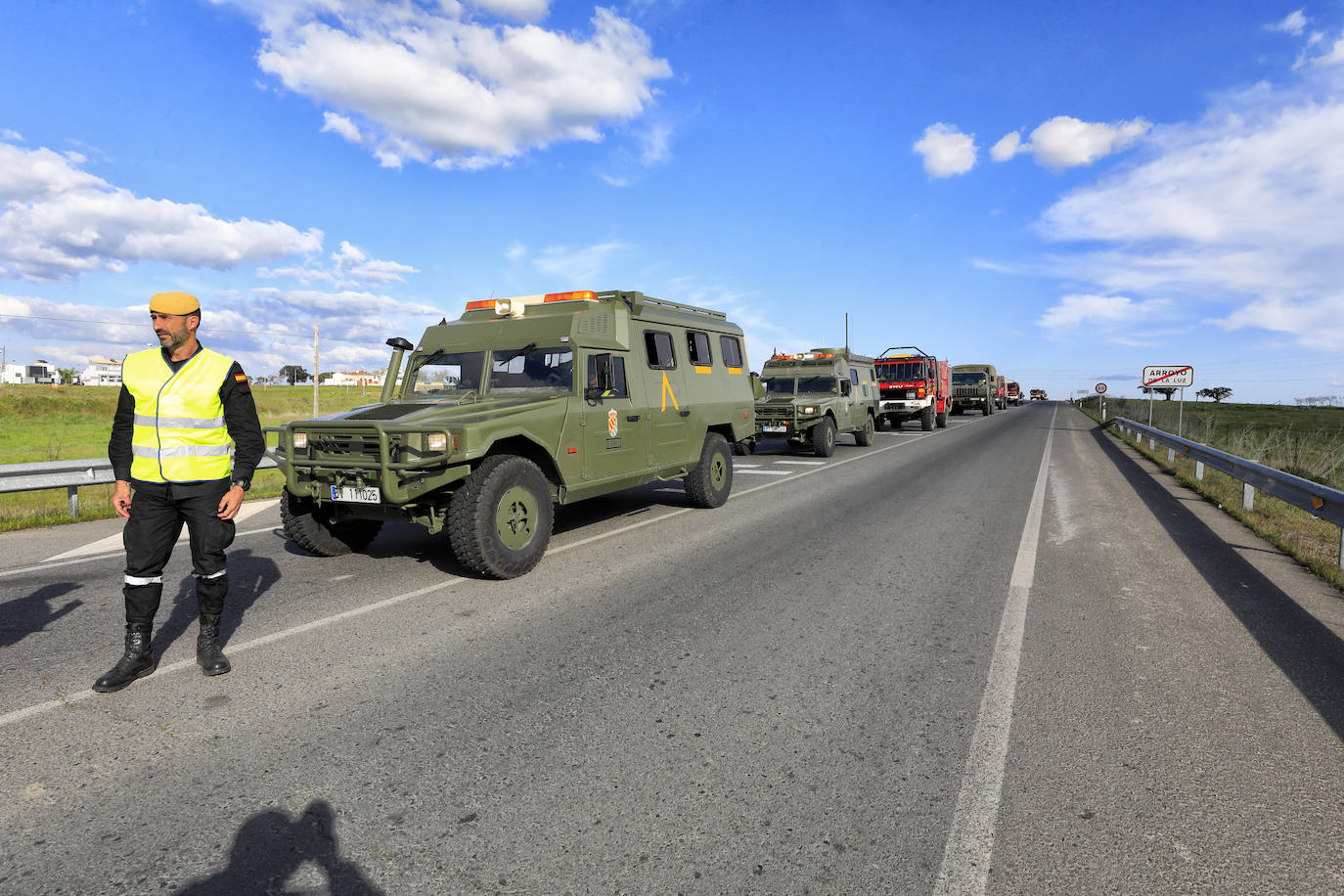 Fotos: LA UME se despliega por Arroyo de la Luz para desinfectar calles y mobiliario
