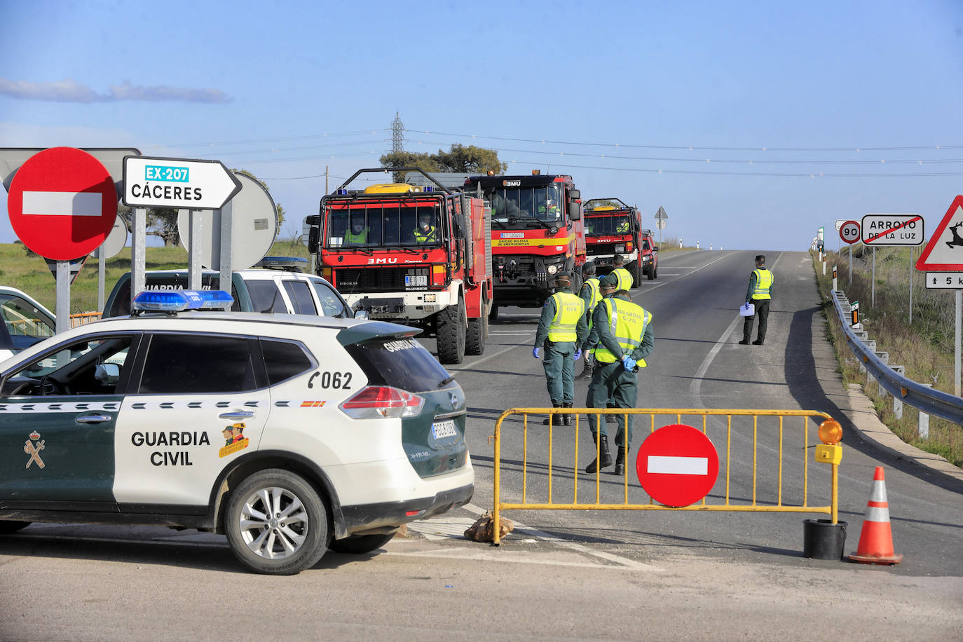 Fotos: LA UME se despliega por Arroyo de la Luz para desinfectar calles y mobiliario