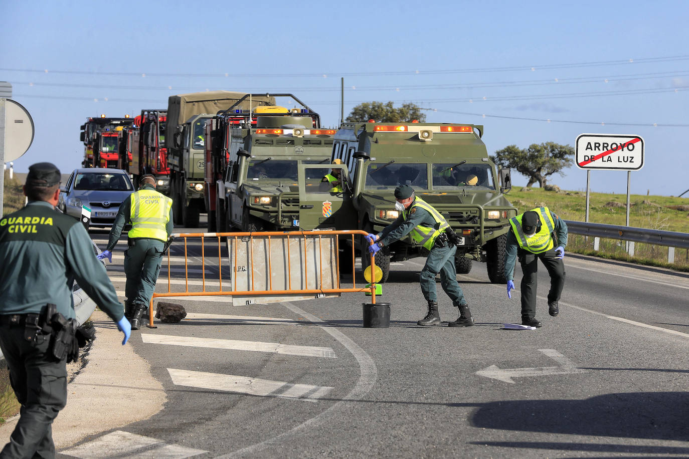 Fotos: LA UME se despliega por Arroyo de la Luz para desinfectar calles y mobiliario