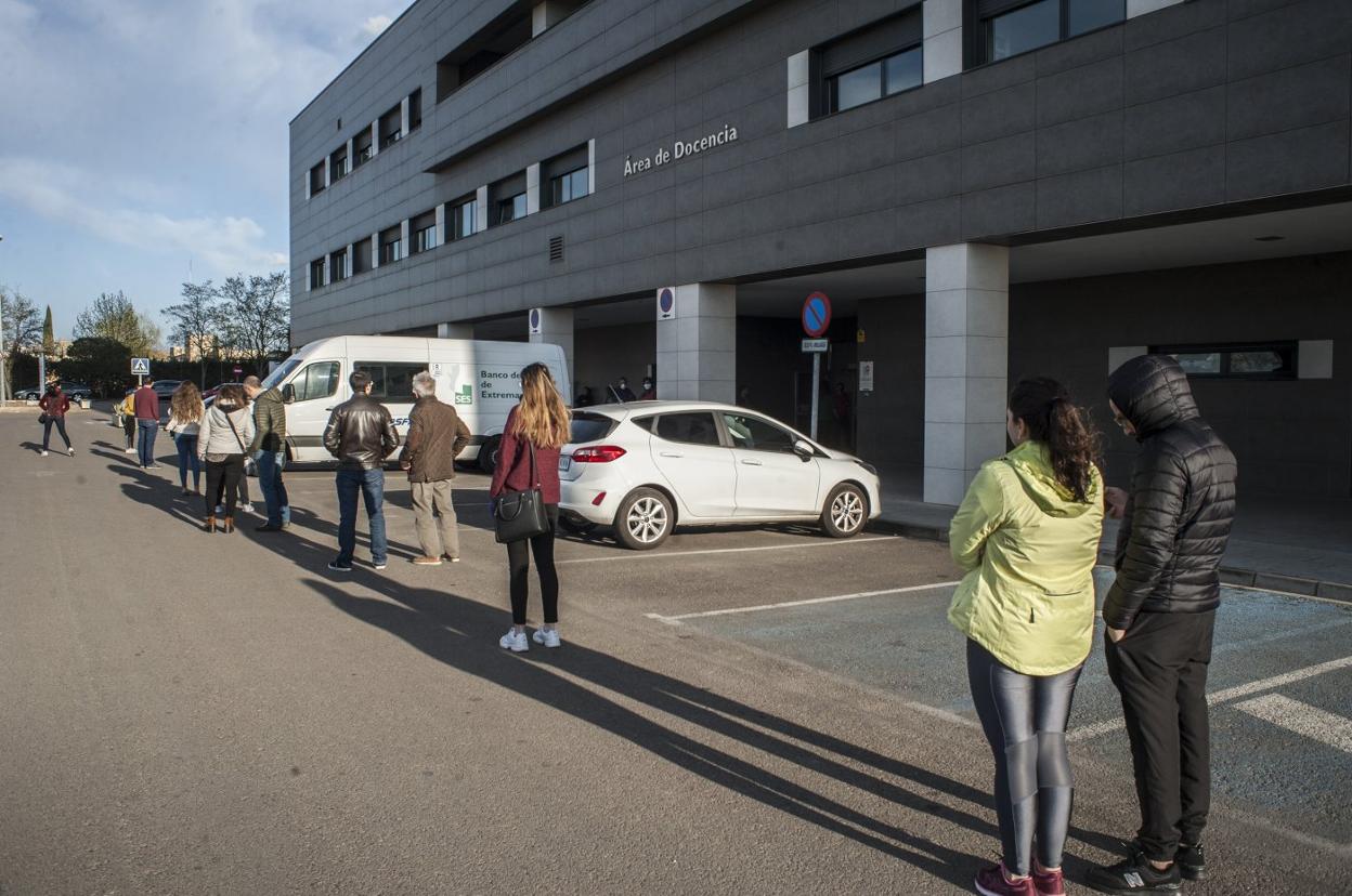 Personas haciendo cola ayer por la tarde para donar sangre en el Hospital Universitario de Badajoz. 