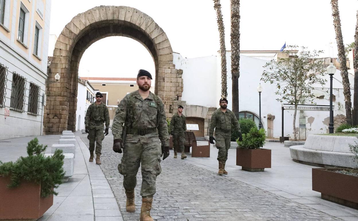 Un grupo de militares patrulla en el entorno del arco de Trajano de Mérida.