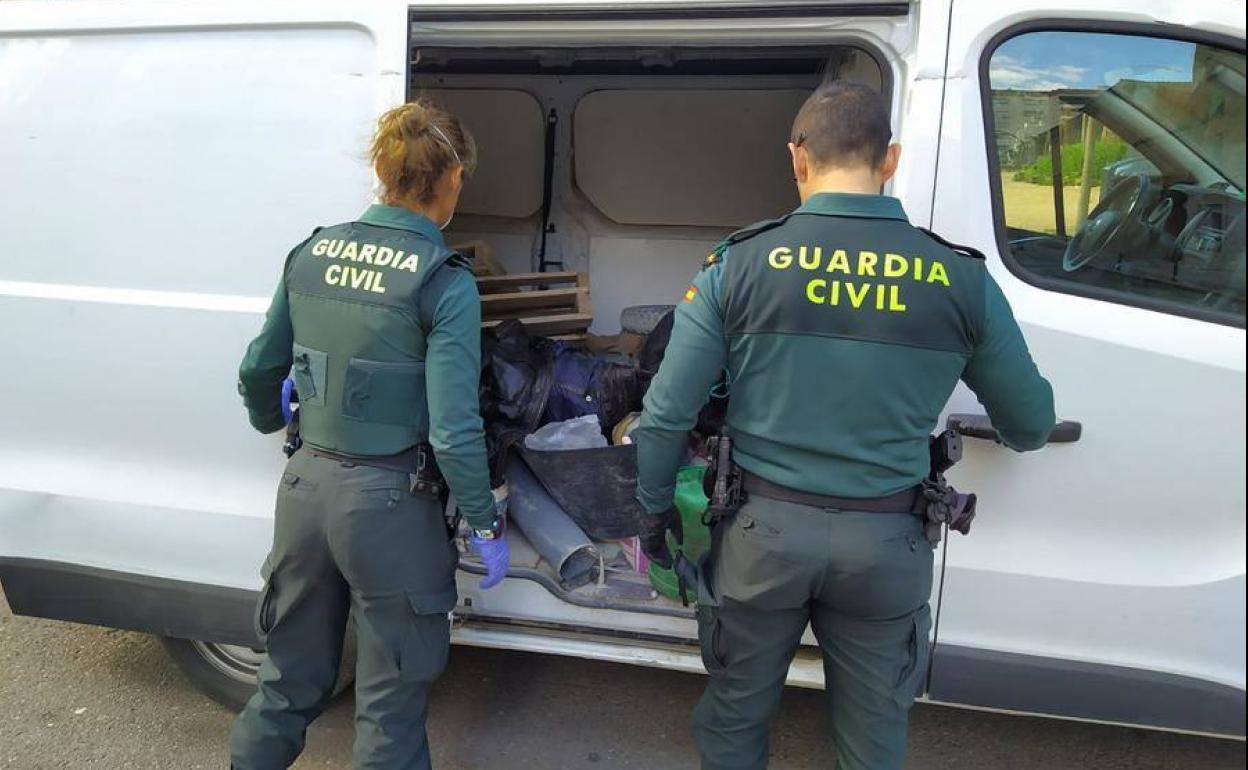Los detenidos por asaltar una tienda de animales en Puebla de la Calzada también robaron en un bar el viernes