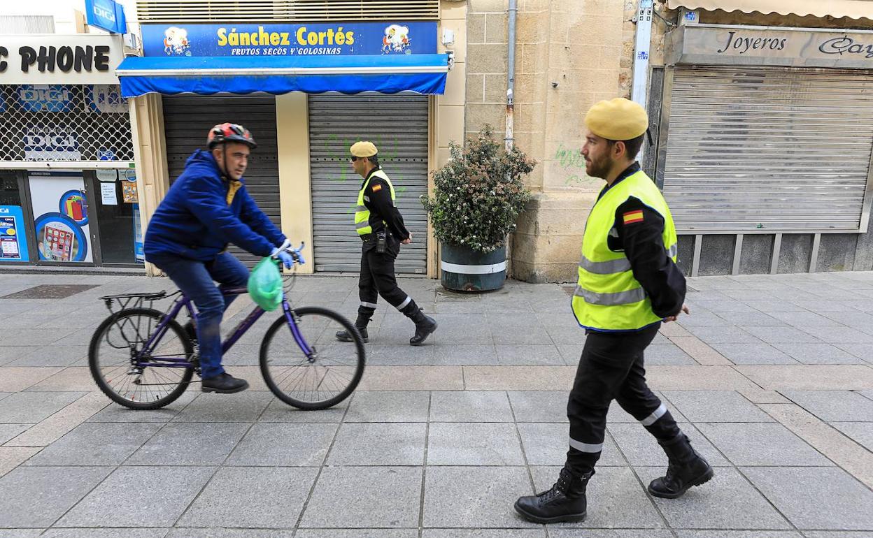 Miembros de la UMEpatrullando por la calle San Pedro 