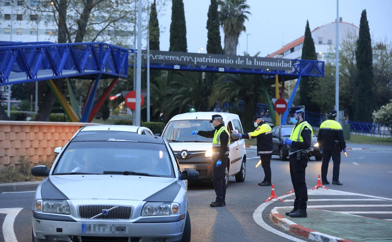 Controles de seguridad de la policía en Cáceres. 