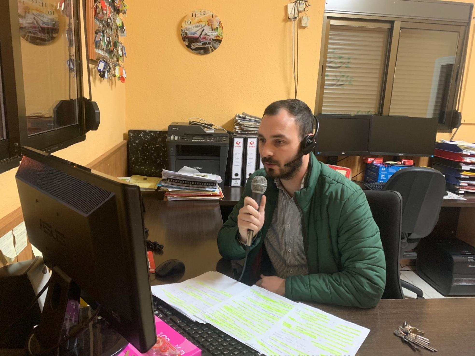Canciones dedicadas por la megafonía del pueblo