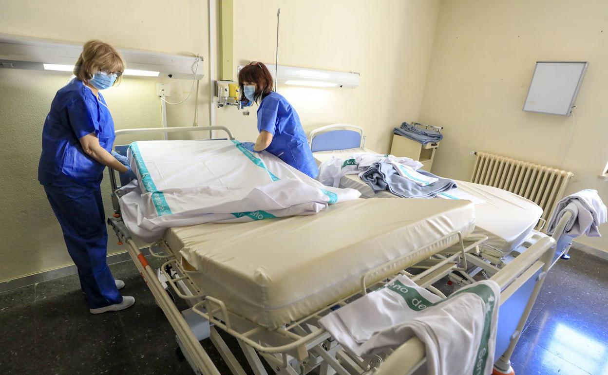 Preparativos en el hospital Virgen de la Montaña de Cáceres, que volverá a abrir sus puertas para atender a pacientes de coronavirus.