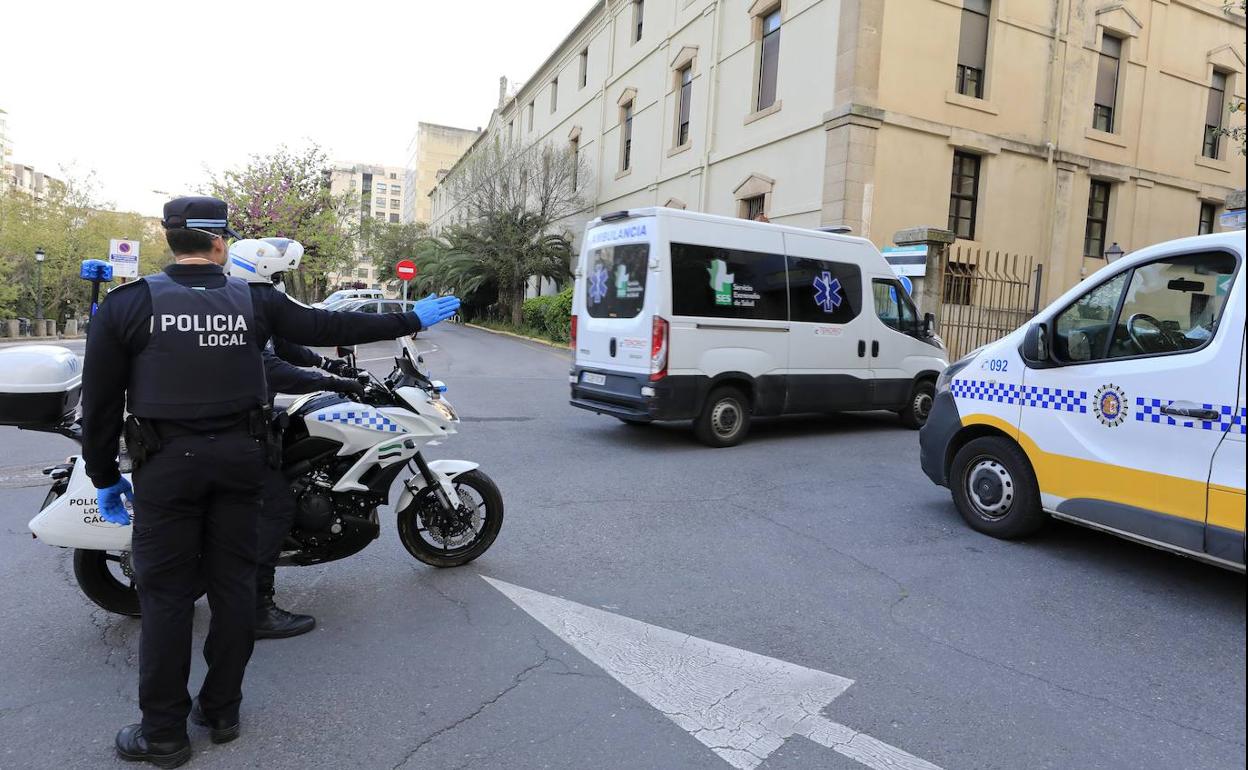 Agentes de la Policía escoltando a las ambulancias en las que fueron trasladados los pacientes con COVID-19. 