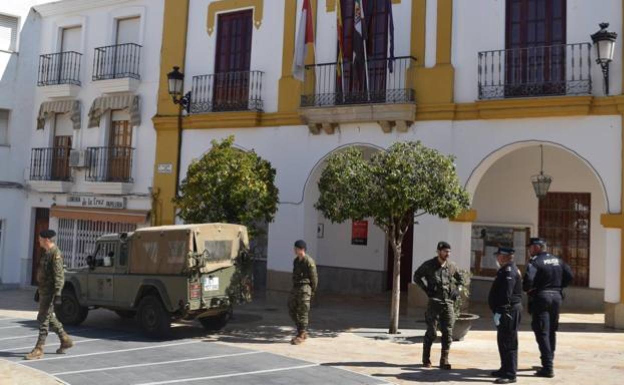 Militares desplegados en Campanario.