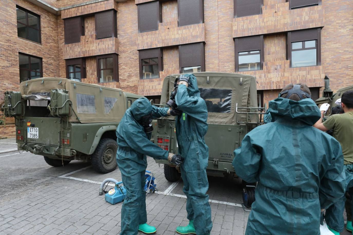 Fotos: La Brigada Extremadura XI desinfecta la residencia de mayores Rosalba de Mérida