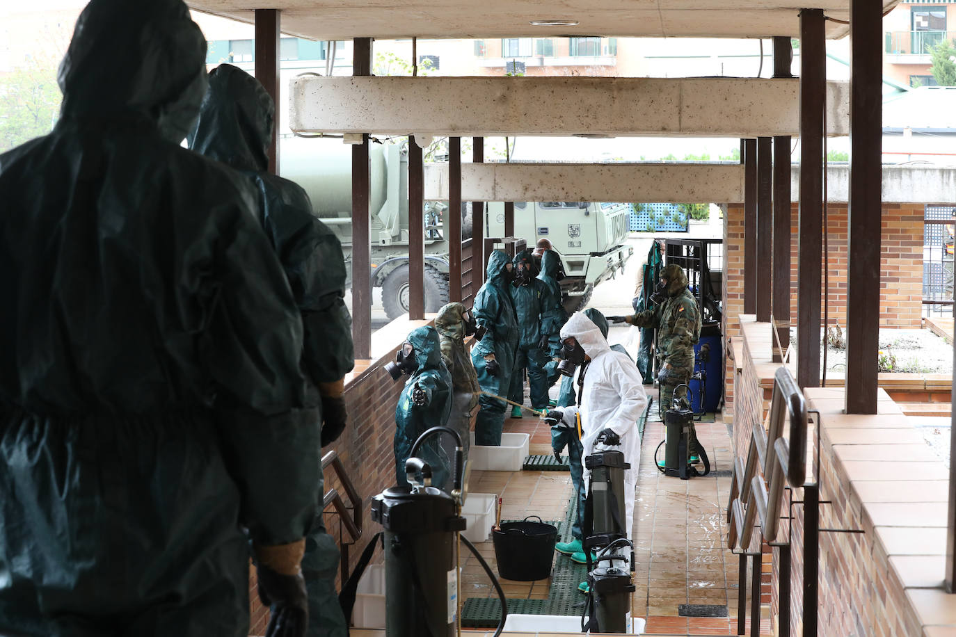 Fotos: La Brigada Extremadura XI desinfecta la residencia de mayores Rosalba de Mérida