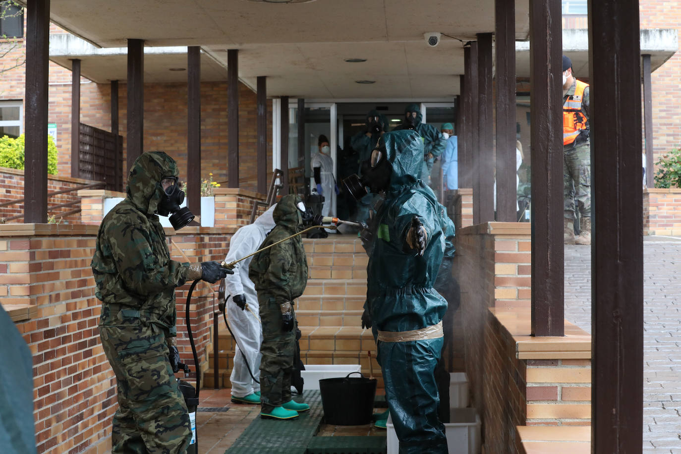 Fotos: La Brigada Extremadura XI desinfecta la residencia de mayores Rosalba de Mérida