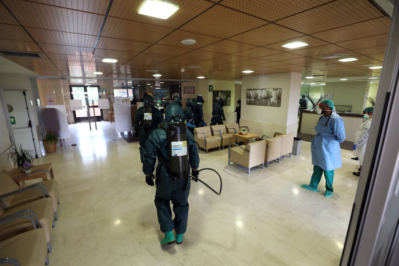 Fotos: La Brigada Extremadura XI desinfecta la residencia de mayores Rosalba de Mérida