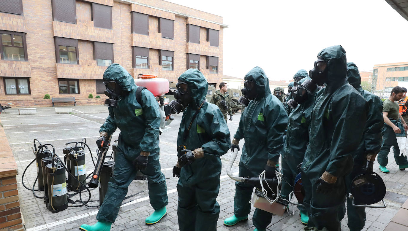 Fotos: La Brigada Extremadura XI desinfecta la residencia de mayores Rosalba de Mérida
